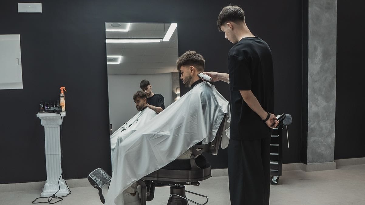 SN HAIR SALON — barbería en Hornachos