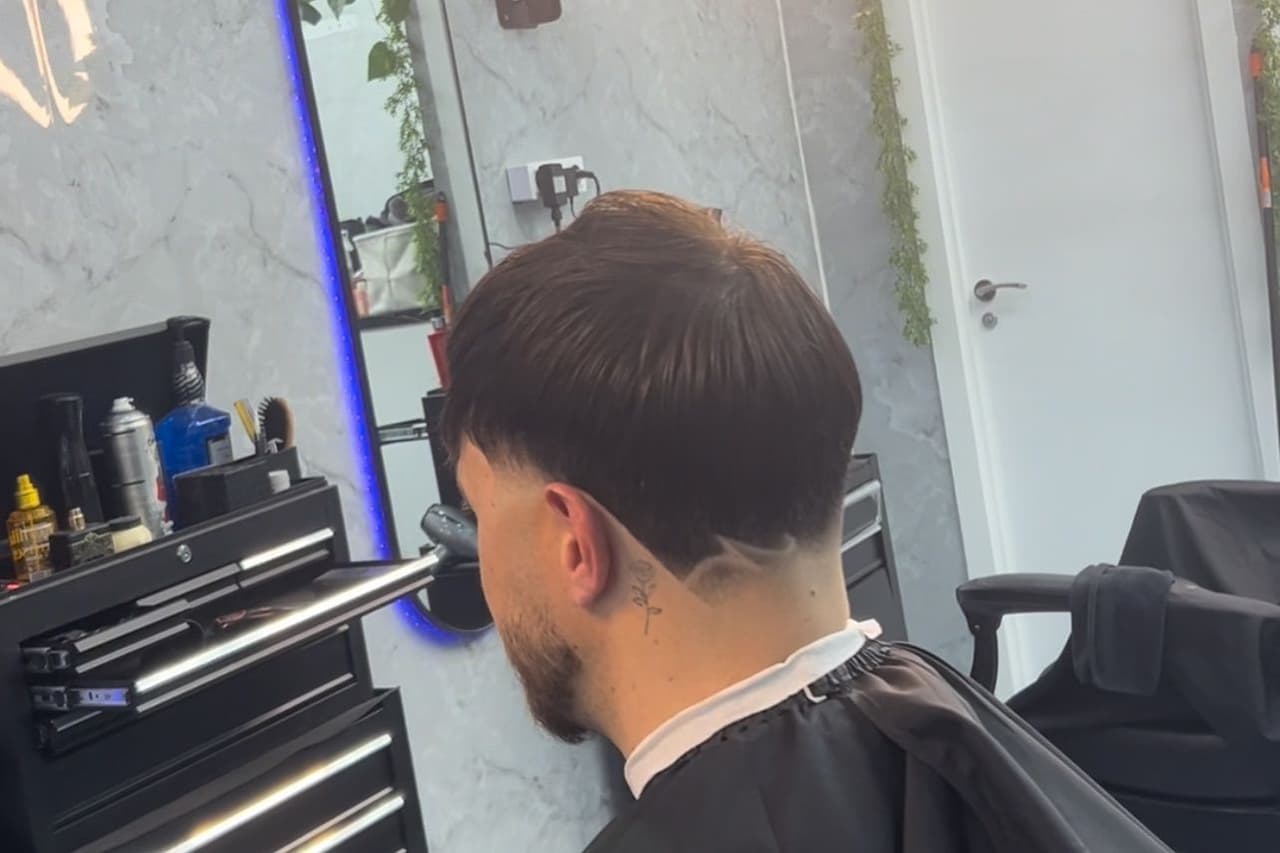 SevenEleven Barbershop — barbería en Salou