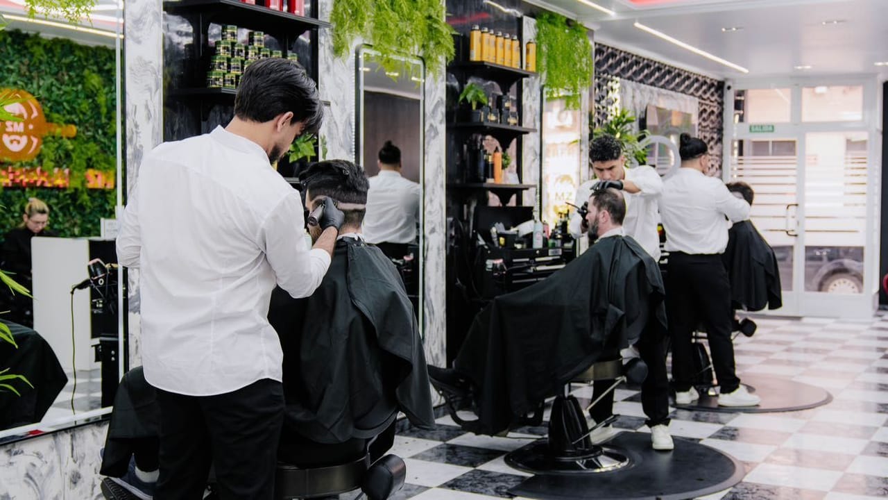 Mz BARBER STUDIO — barbería en Catral