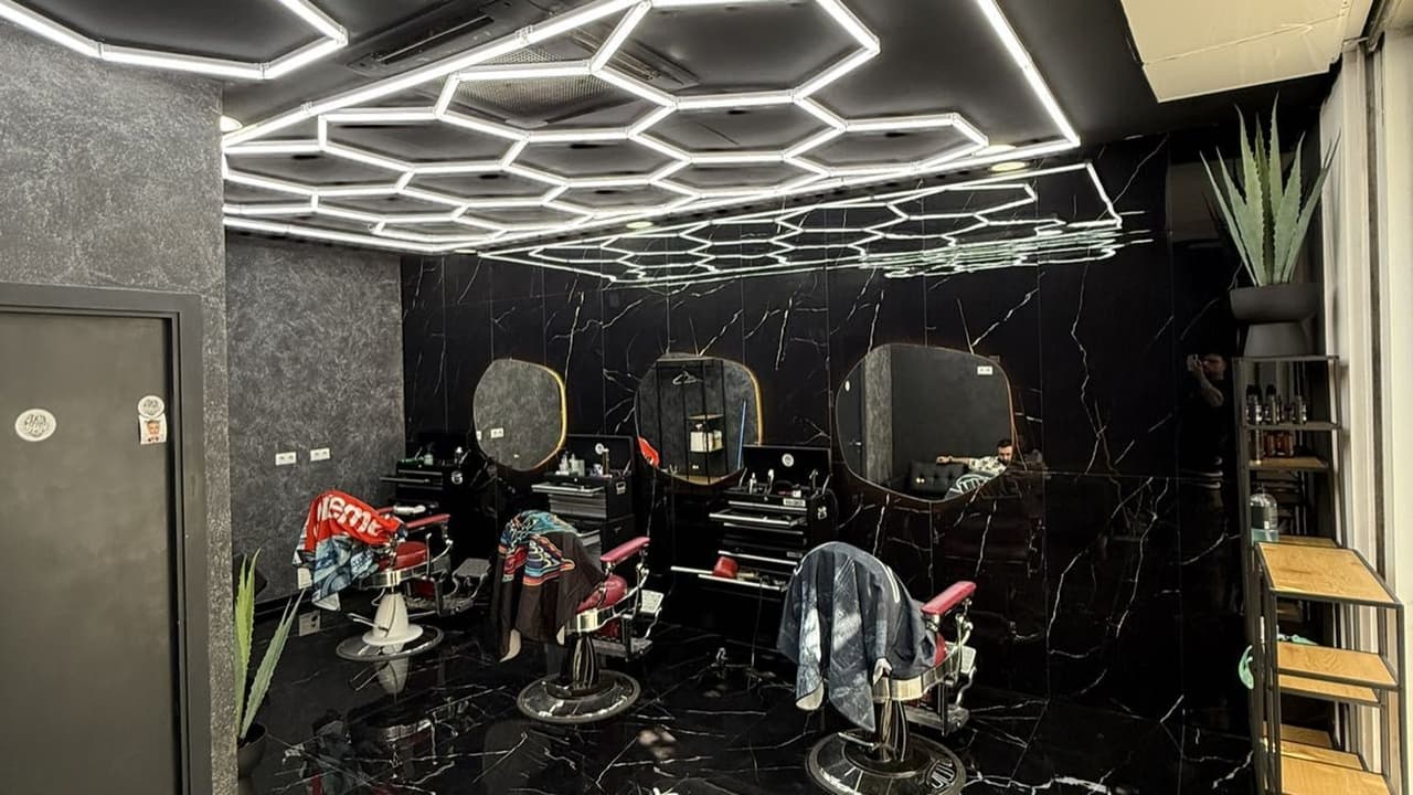 Earth black barberia — barbería en Chiclana de la Frontera