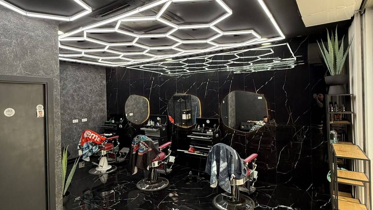 Earth black barberia — barbería en Chiclana de la Frontera