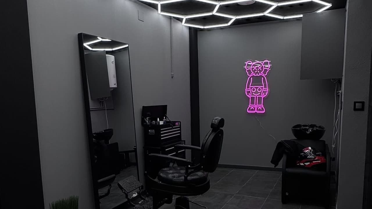 NANDO BARBER STUDIO — barbería en Sedaví