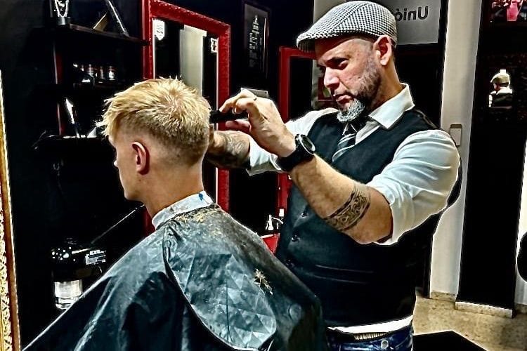 Código de Caballeros Salon — barbería en Fuengirola