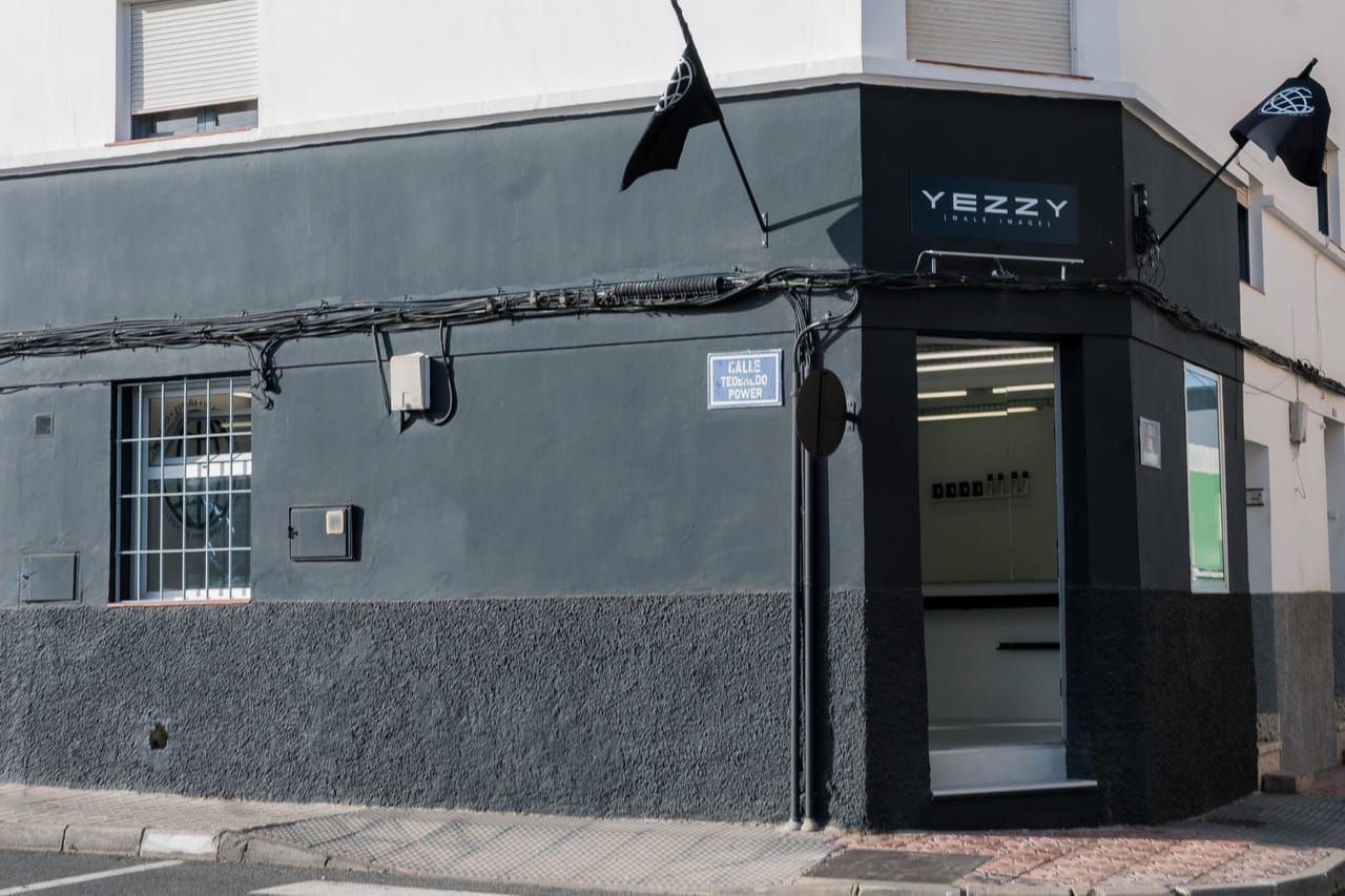YEZZY MALE IMAGE EL DOCTORAL — barbería en Santa Lucía de Tirajana