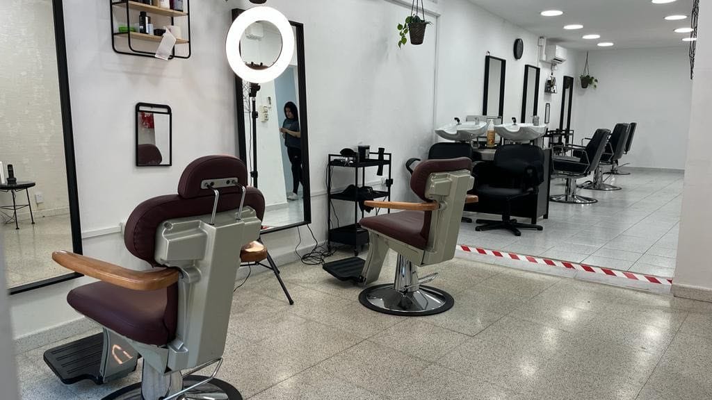 Santa Cruz Salón (Molins de rei) — barbería en Molins de Rei
