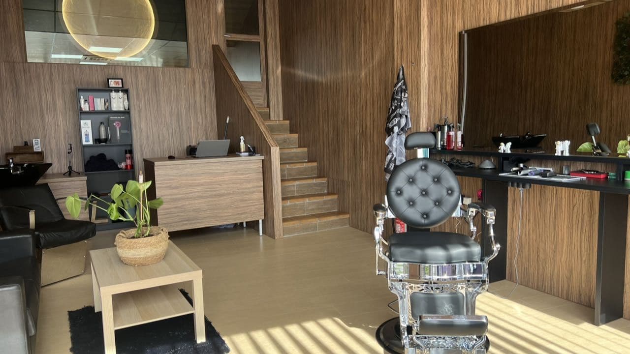 The Moon Salon — barbería en Peligros
